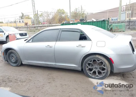 2015 Chrysler 300 S z USA, uszkodzony, nr VIN 2C3CCABG4FH807750